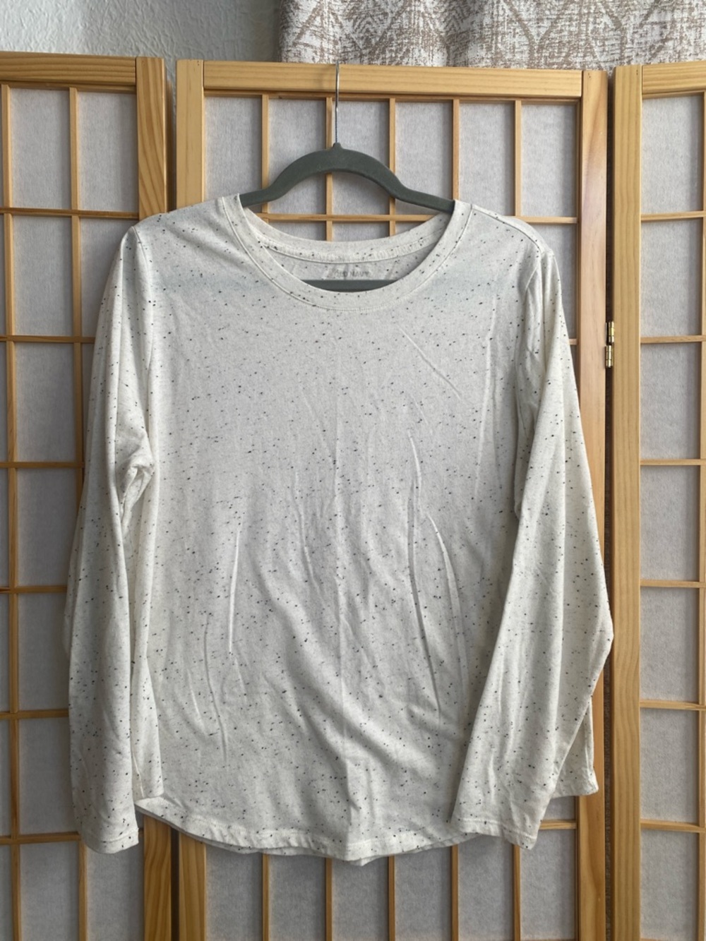 Old Navy Speckled Crewneck Tee in Light Oatmeal with Navy Flecks